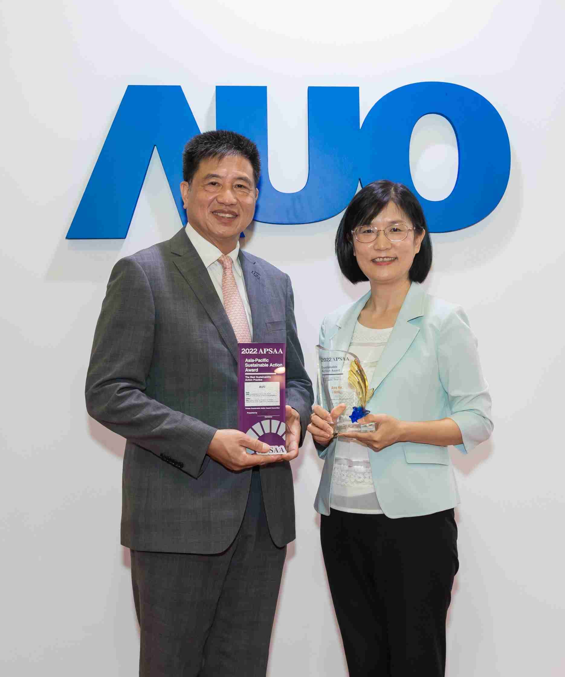 糖果派对长期垫筑永续远景的基石，，，透过ESG暨气候委员会逐步实践永续策略蓝图。。。。其中，，糖果派对光电永续长古秀华带领团队、、、、制定中长期目标，，缔造多面向亮眼表现，，，获得「顶尖永续长奖」的个人奖殊荣（左：糖果派对光电董事长暨执行长彭双浪，，，右：糖果派对光电永续长古秀华）