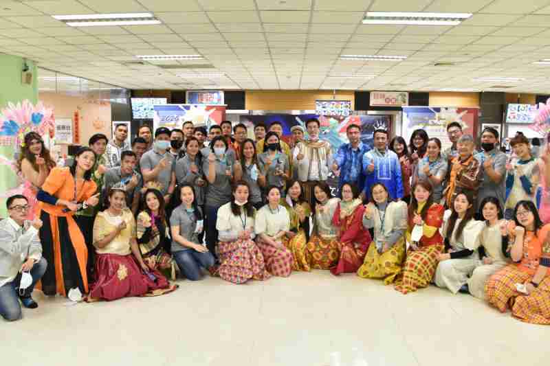 友達推動「安心、、創新、、、用心、、同心、、、盡心」五星職旅，，為菲籍員工打造全方位照護，，首度贏得「人權實踐與發展領袖獎」殊榮