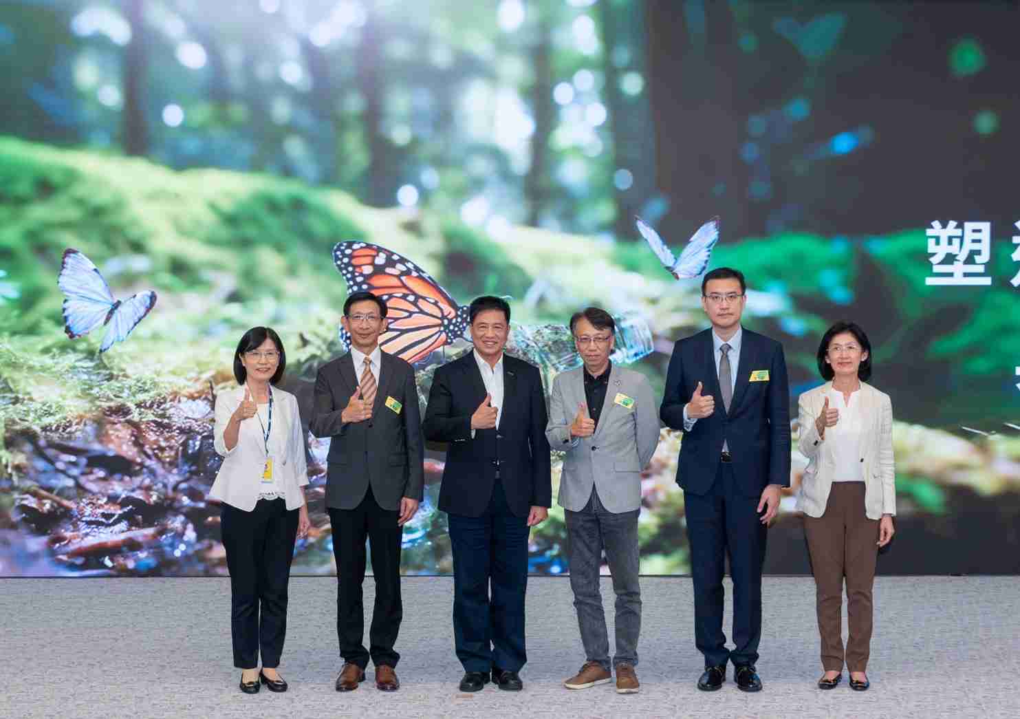 友達2023 CSR共榮大會，，，邀請領域專家分享交流生物多樣性管理趨勢、、、、無塑產品、、、海廢永續塑料等議題  （圖左到右：友達光電永續長古秀華、、、3M台灣技術長陳君杰、、、、友達光電董事長暨集團策略長彭双浪、、、光寶科技企業永續發展處處長陳慶暉、、、安永聯合會計師事務所執業會計師曾于哲、、友達光電供應鏈總部副總經理吳宜芳）