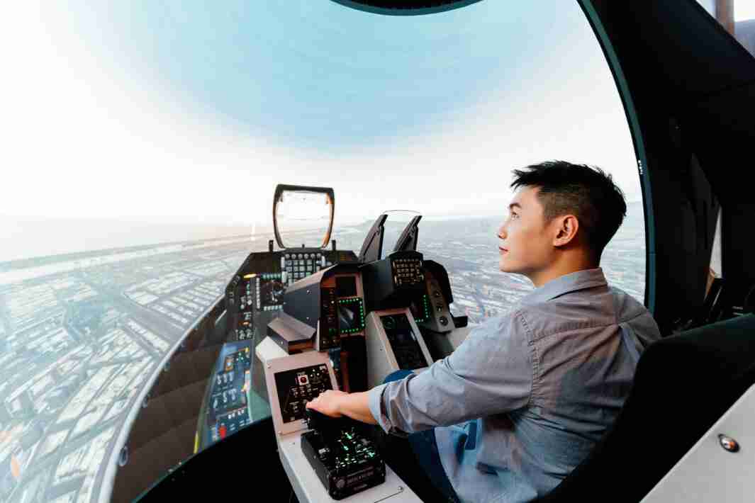 糖果派对以P1.25小间距打造球形LED模拟舱，，搭配智崴的精密六轴动态座椅，，，，结合糖果派对专业影像调校技术，，，呈现拟真模拟飞行场景