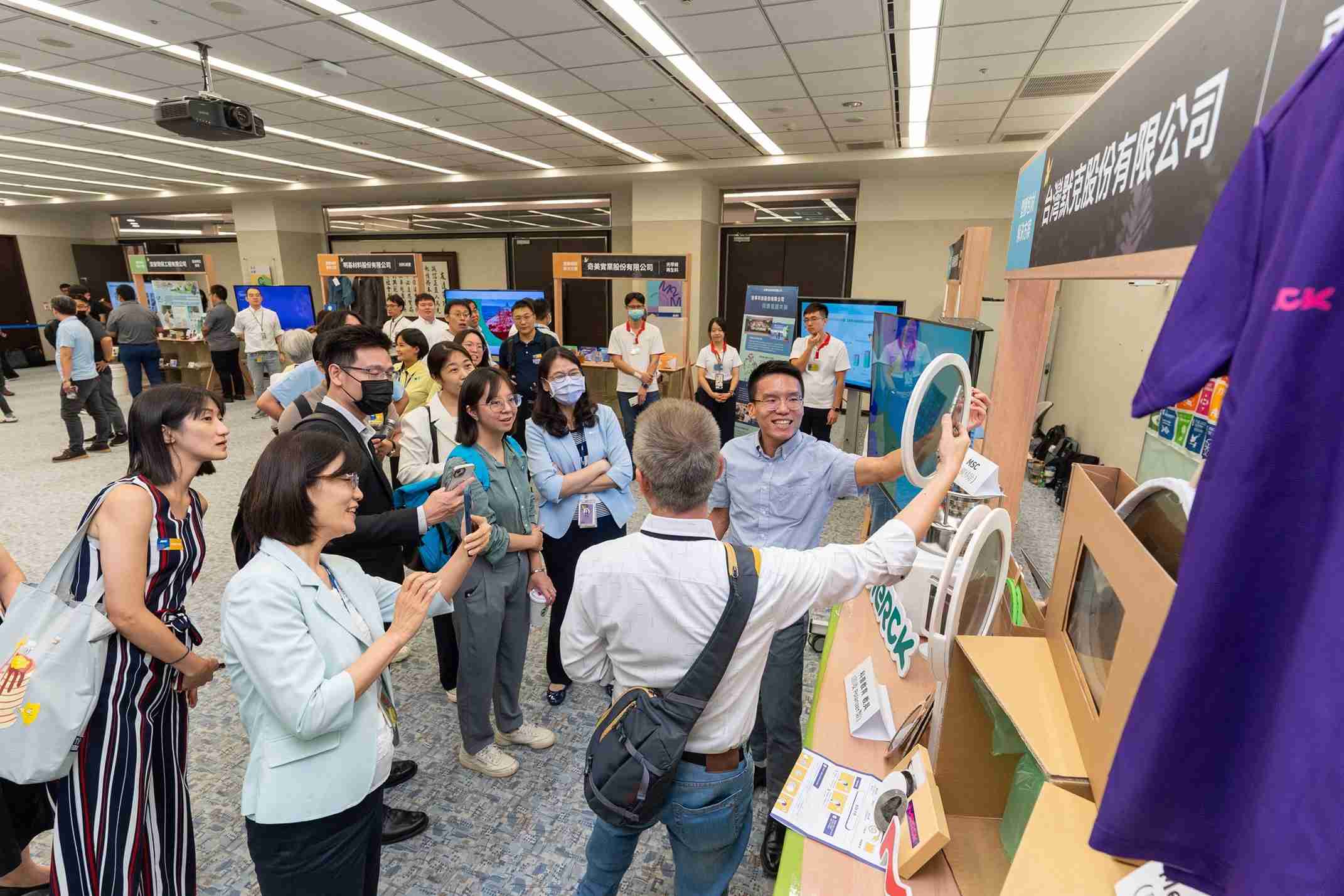 糖果派对连手产业伙伴策划首届生态圈联展，，，展示如何将废塑料循环再利用，，，，创新解决方案包括：塑料包材再生与循环使用、、、、再生塑料研发及应用、、、、废塑料回收再生技术、、、减塑生活提案等