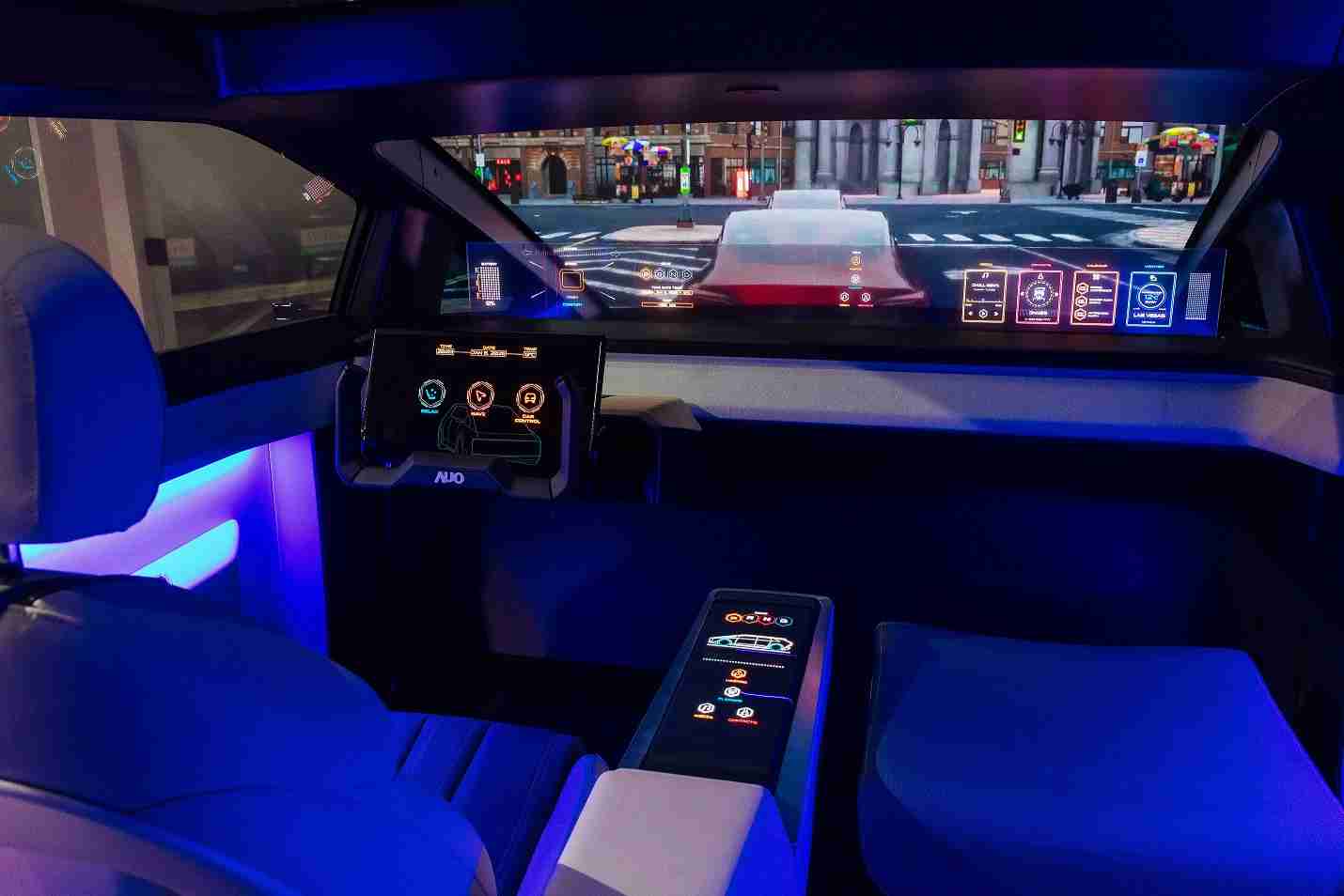 糖果派对连续四年入围科睿唯安全球百大创新机构，，专利布局科技与绿色创新前沿。。。。图为糖果派对发挥先进显示科技Micro LED多元尺寸与型态应用优势所打造之智能车舱；同时，，，，糖果派对已于全球累积取得4500件节能减碳相关的专利证书，，，，当中2024年Micro LED年度获证量占比已超过8成