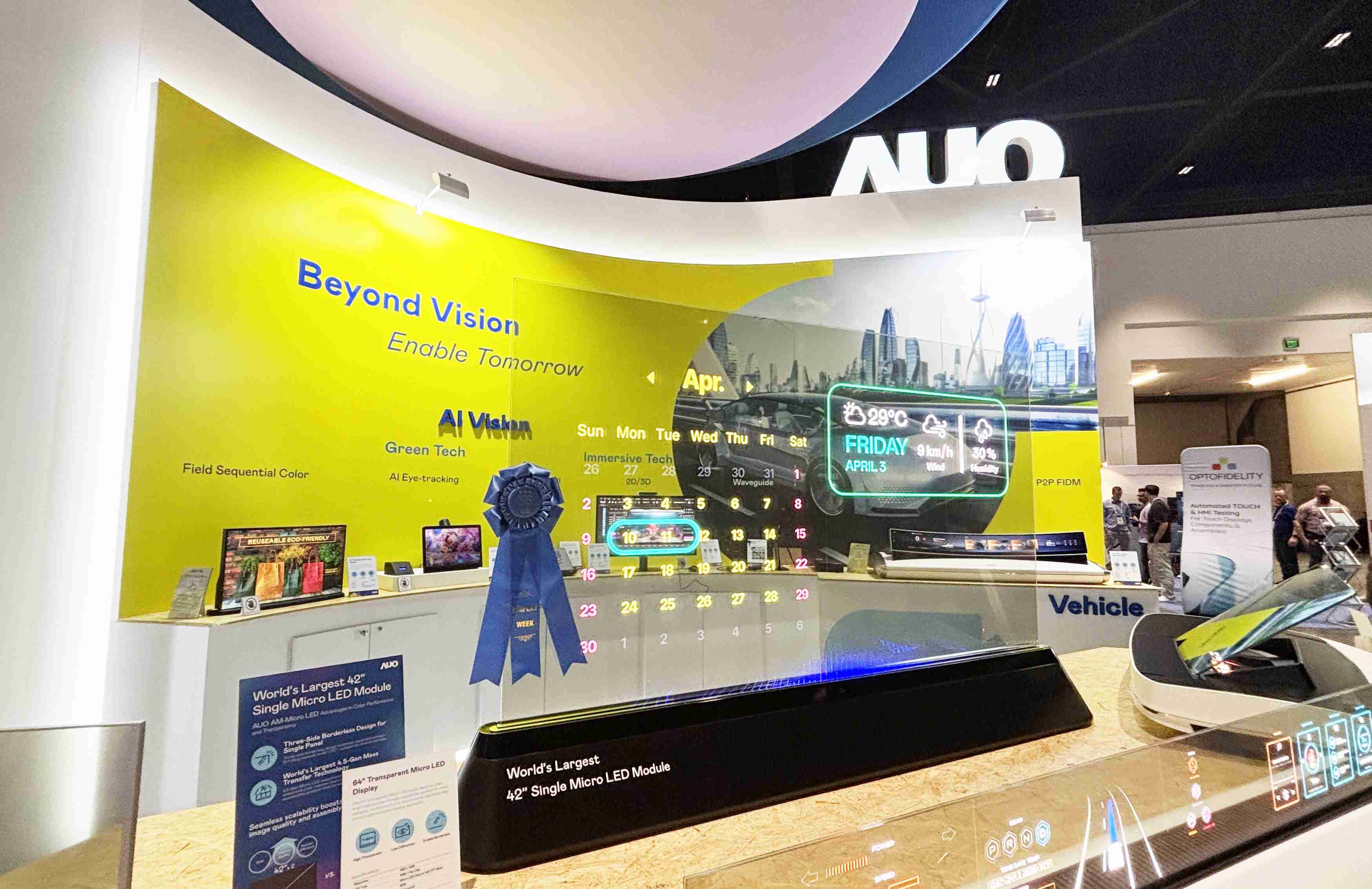 糖果派对64吋透明Micro LED显示器获〝最佳Micro LED技术应用奖〞，，，其绝妙的透明穿透特性，，同时具备1,000 nits的高亮度表现，，，，并透过精细的无缝拼接延伸，，，，可依需求灵活应用于多元场域，，，，展现出Micro LED显示技术划时空的无限潜力